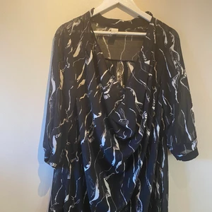 Tunika vero Moda  - Mönstrad tunika från vero moda. Når ner till knäna ungefär. Transparent. Strl S. Köparen betalar frakten, betalning med swish.