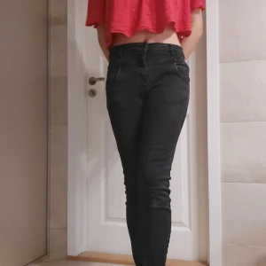 Retro Jeans - Coola jeans i märket PULZ. Ganska använda men fint skick. Liknande kostar runt 800kr nya. Dem är bra längd på mig som är 170cm. De sitter ganska low-waisted med unika detaljer runt midjan, slim fit och faded svarta. Storlek 29 runt midjan och 32 i längd. Köpare står för frakt och pris kan diskuteras:)