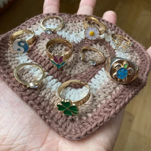 Ringar - Massa olika slags ringar i bra kvalite men också jätte FINA! Kontakta vid funderingar men skriv annars i chatten.  (GRATIS FRAKT) <3