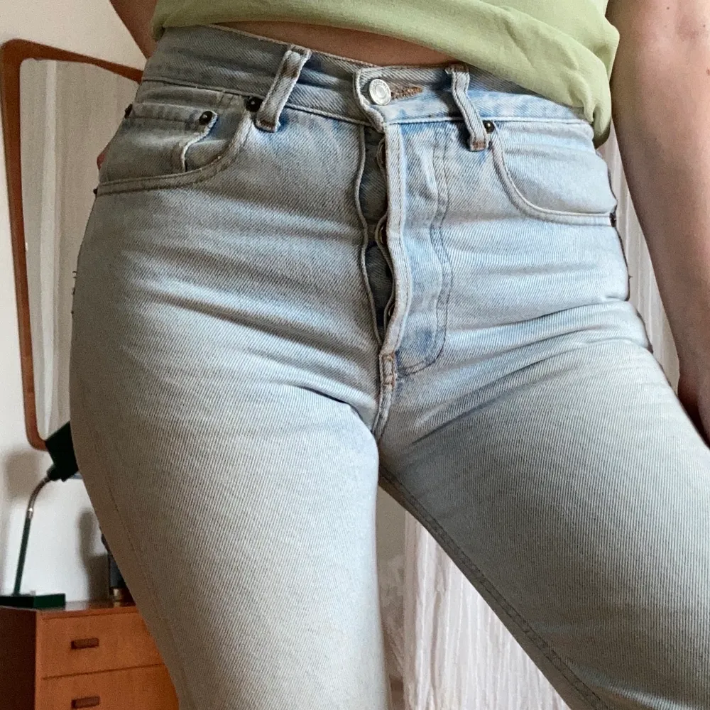 Skitsnygga jeans storleksmärkta W29 L36. Är små i storleken så de passar en 34/XS. Stängs med knappar i gylfen. Inga anmärkningar✨. Jeans & Byxor.