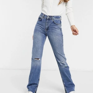Pull&Bear jeans i 90 tals stil med slits - Jätte fina jeans från pull&bear som tyvärr inte passade mig:( Aldrig använda och med alla lappar kvar:) De är lagom långa i benen på mig som är 173 men går säkert att göra kortare då slitsen går ganska långt och de inte har någon söm längst ner! Skulle säga att de är små i storleken men beroende på hur man vill ha de. Ord pris 300 många storlekar slutsålda! Hör av er om fler bilder:)