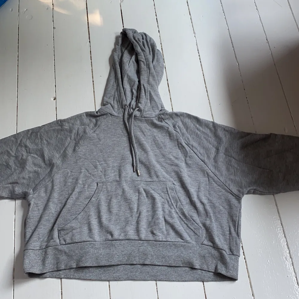 Basic grå croppad hoodie från monki, bra skick, använd några gånger. . Hoodies.