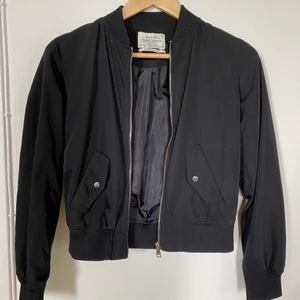 Tunn bomberjacka från Bershka, stl S - Tunn svart bomberjacka från Bershka i storlek S, med silvriga detaljer. Kontakta mig för mer bilder ❤️‍🔥 