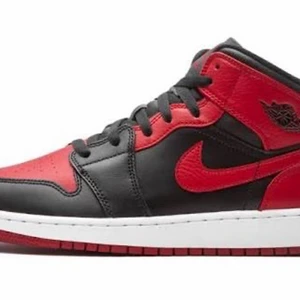 AIR JORDANS - Säljer mina air jordan mids i storlek 39. Säljer då jag köpte fel storlek. Ej använda. Superfina💓💞🏄‍♀️👀köpt för 1230. Beställda från restocks.