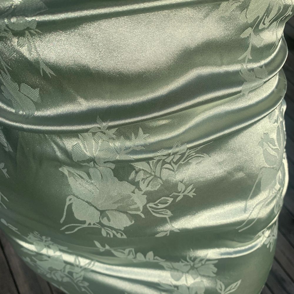 Jättefin silkesklänning med mönster, passar storlek S. Klänningar.
