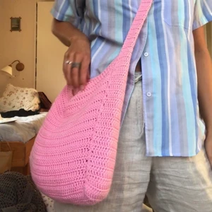 Virkad väska! - Så fin rosa virkad väska köpt secondhand! Antagligen hemvirkad☺️💞 I fint skick! Väskan är fylld på bilderna!❤️ 