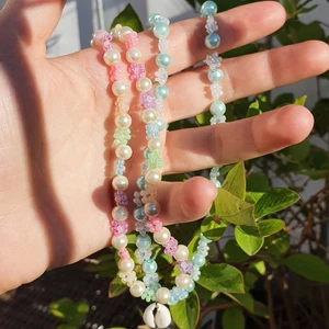 Halsband  - 🦋Egengjorda halsband med pärlor och blommor, 80kr st. Bestäm färger samt längd. Hör av er vid fler frågor eller bilder på pärlor som finns, (sid 3 endast förslag😊). Kolla in profil för mer inspo🌈⭐. Frakt 12kr