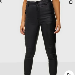 High Waist Cargo Pants  - Jätte fina nya ”läder”/”skinn byxor” från Nelly , aldrig använt då dom var för stora 🤍 