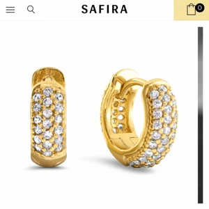 Safira by Angelica Blick örhängen  - Säljer ett par helt nya örhängen som jag själv tycker är as fina. Dem är helt oanvända och säljer dem pga att jag inte var helt nöjd med hur dem såg ut. 
