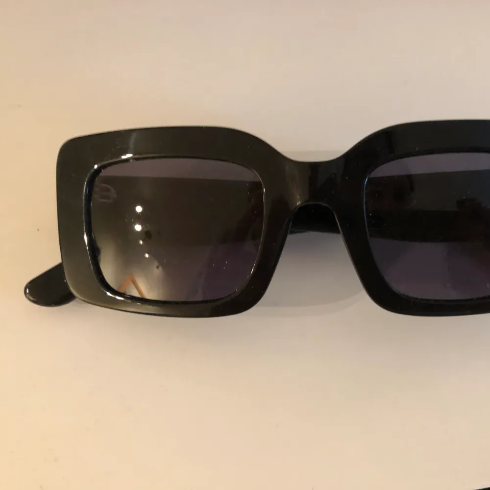 Solglasögon i modellen Sand Black från Corlin Eyewears samarbete med Hanna och Lojsan. Helt nya. Nypris 799 kr.. Accessoarer.