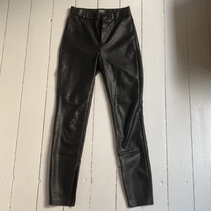 Skinnbyxor från Zara - Jättesnygga skinnbyxor från Zara som tyvärr inte kommer till användning. Superbra skick förutom att det finns en liten slutning på baksidan av byxorna (se sista bild!) men de är knappt använda!