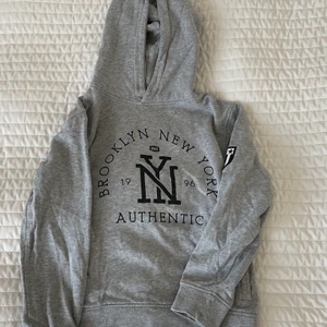 Hoodie - En mycket snygg och skön hoodie som har blivit för liten 🤍storleken är XS🤍