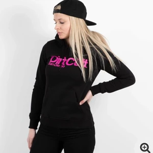 Dirtcült hoodie - Säljer då den är för liten för mig, knappt använd. Original pris 599kr, säljer för 399kr. Frakt tillkommer