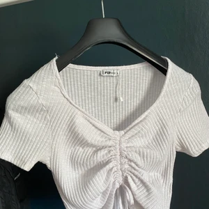 Topp - Topp med knyt detalj, går att ställa in själv.