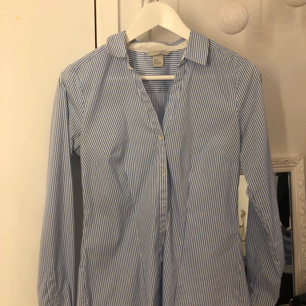 Säljer min jättefina blå/vitrandiga skjorta som tyvärr blivit för liten. Storlek 38 och är jättefin att ha som den är eller att ha öppen med ett linne under. Passar S och XS om man vill ha den lite oversized. Hör av er om ni har frågor🥰💖. Skjortor.