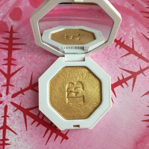 FENTY TROPHY WIFE - sjukaste highlightern från fenty! endast testad då den inte passar min hudton💗 nypris 459kr