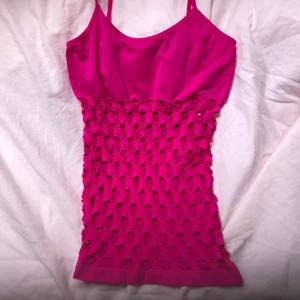 Linne med hål - ett nionrosa linne med hål i som sitter tajt. 