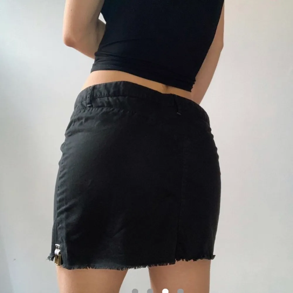 Snyggaste kjolen ever, 00s Firetrap black utility skirt, beställde den från ett vintage företag i UK men när jag fick hem den var den för stor ): skulle uppskatta den som en stor medium i storlek, bilderna är från förra säljaren. Hör av er om ni har frågor!. Kjolar.