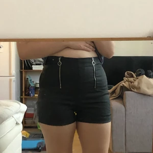 ”Läder” shorts från new yorker M  - Säljer mina ”läder” shorts från new yorker. Trivs inte så bra i dem och använt dem fåtal gånger. De är dragkedjor och en extra knapp innanför byxorna. Storlek medium. Står ej för postens slarv:) 