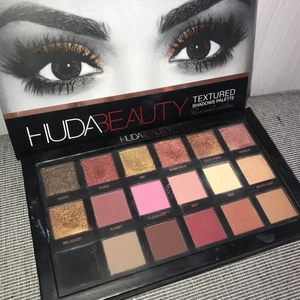 Hudabeauty textured shadows palette. Rose Gold Edition  - Hudabeauty ögonskuggs palett, rose gold. Den är väldigt oanvänd då jag sällan sminkar mig så mycket. Nypris var lite svårt att hitta men verkar ligga mellan 700-800 kr. Jag räknar med att frakten kan kosta 51 kr men ska försöka få ner den kostnaden vid intresse. Lycka till! 