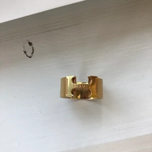 Hermés ring - Äkta herr hermés ring, jätte fin och i jätte bra skick. Pappa har bara använt den 1-2 gånger få den inte passa han så bra. Han köpte den för 5,500 kr på deras sida.