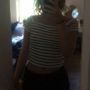 Off-shoulder - Randig off-shoulder top som är ganska croppad 💕 Skriv för frågor