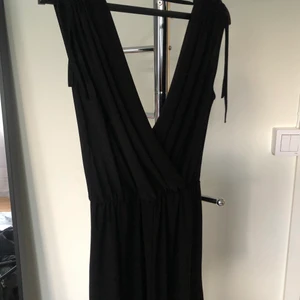 Elegant byxdress - Snygg byxdress som passar till flera olika tillfällen. Köparen står för frakt💕☺️