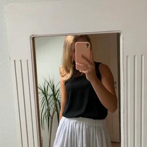 Svart blus  - Jättefin svart blus från zara. Fina broderier och jättesöt vid halsen. Dock saknas en knapp som man knäpper vid nacken men är enkelt att sy på. Frakt tillkommer 66 kr.