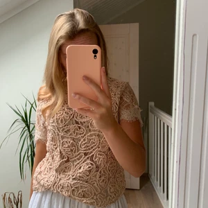 Rosa topp - Jättefin topp från zara med fina broderier. Storlek M men skulle påstå att den passar någon som har XS och S också. Frakt tillkommer 66 kr.