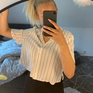 Topp st M - En topp från HM som säljs eftersom den alldrig kommer till andvändning🥰