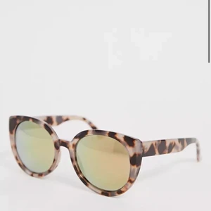 Solglasögon från ASOS - Solglasögon från ASOS. Hämtas i Bromma eller skickas, köparen står då för frakt.