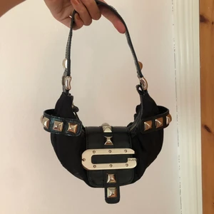 Guess handväska  - Ascool handväska från Guess, den är i jättefint skick då den nästan är helt oanvänd 💖 Passar till party som vardag