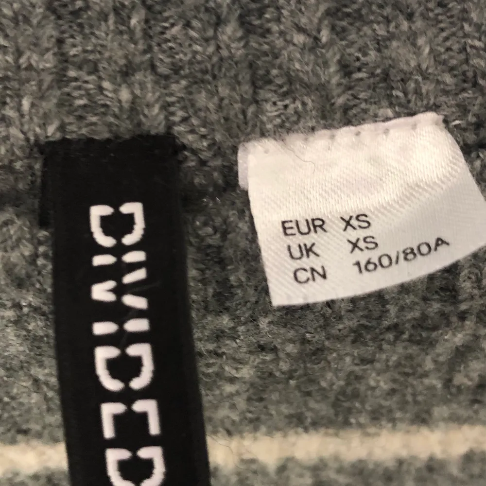 De här är en tröja i storlek xs som inte har några gamla skador✨Tröjan kommer ifrån H&M och är en perfekt tröja när de är lite kallt ute nu på sommaren☀️. Tröjor & Koftor.