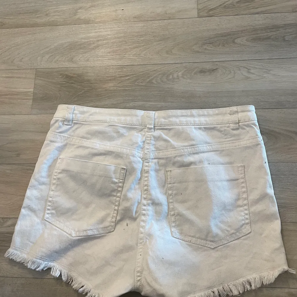 Vita jeansshorts med fin detalj där fram, Aldrig använd då dom är för stor, storlek 38. Shorts.