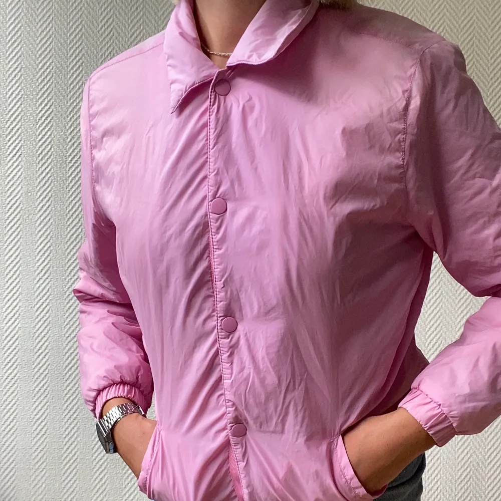 Väldigt härlig rosa jacka som tål regn och har teddytyg på insidan längs ryggen och magen vilket gör den relativt varm. Står storlek XS men skulle säga den passar S också! 💓 frakt tillkommer!. Jackor.