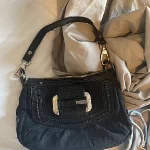 Guess väska  - Guess väska väääldigt sliten men tycker det gör den mer charmig 