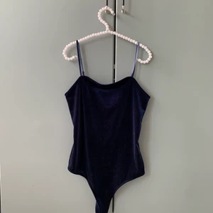 Bodysuit i sammet - Marinblå bodysuit i sammet.