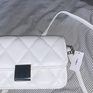 Väska  - Oanvänd väska kommer med ett band 