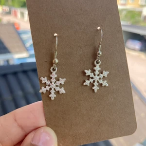 Örhängen (snöflingor)  - Fina örhängen, i bra skick. Säljer dem eftersom att dem aldrig kommit till användning<3
