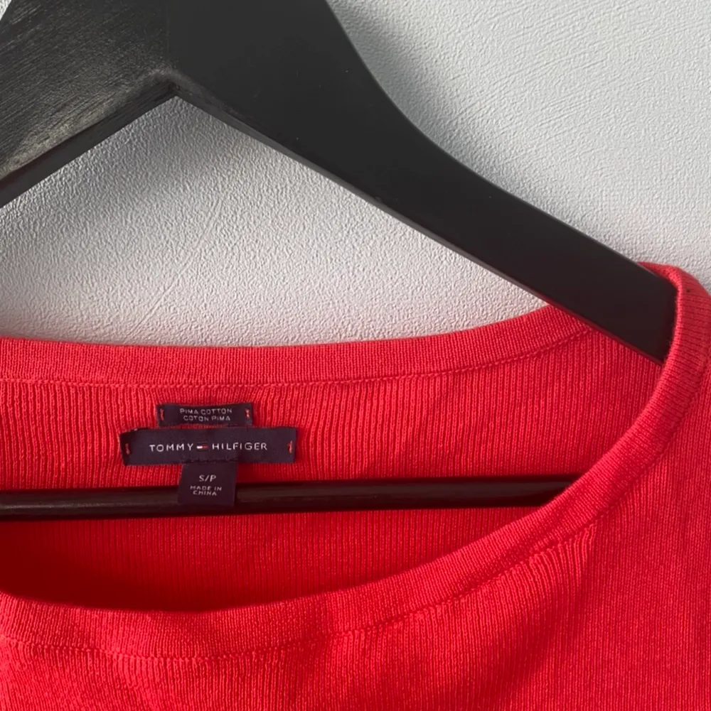 Långarmad tröja från Tommy Hilfiger i suupertrevligt mönster & färger! Väldigt bra skick💞 frakt tillkommer. Tröjor & Koftor.