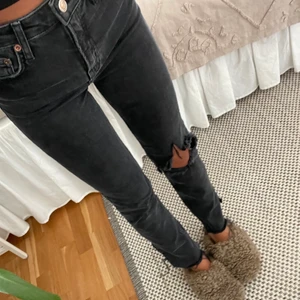 Zara jeans🔍 - Ett par superfina knappt använda jeans från Zara. 💕