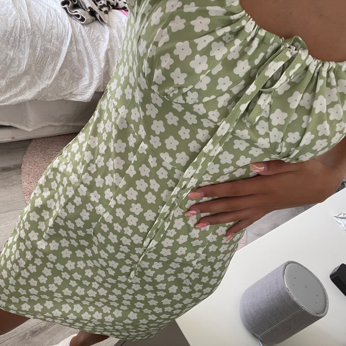 Grön blommig klänning. Strl S - 91