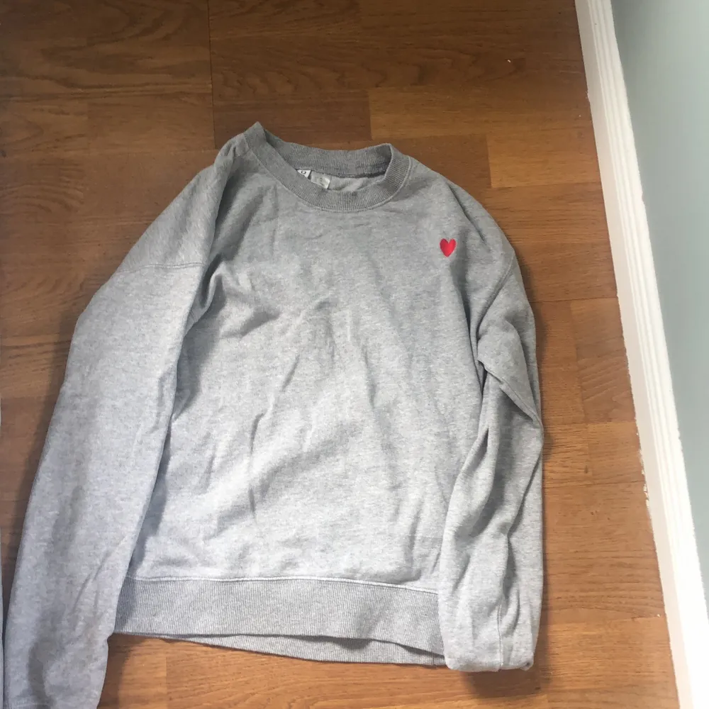 En grå sweatshirt från hm i storleken xs, aldrig använt. Den är grå och har ett litet hjärta på ena sidan . Tröjor & Koftor.