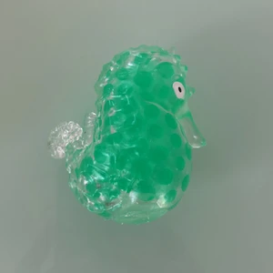 Orbeezstressboll - Den är formad som en sjöhäst och är grön. Den är jätteskön att klämma på och är bra under stress. Jättebra kvalite och hoppas någon köper.