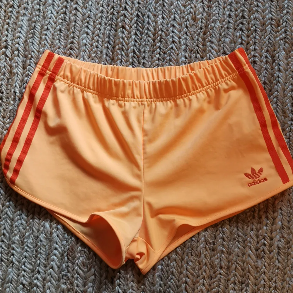 Knappt använda Adidas shorts storlek 36. UK. 8. Passar även 34.  Väldigt sköna!  Fin orange färg! . Shorts.