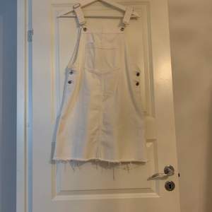 En vit jeansklänning från Hm i storlek 38. Sitter jättesnyggt på! 🥰Säljer på grund av att den är för liten för mig. Kan mötas upp i Karlskrona!❤️