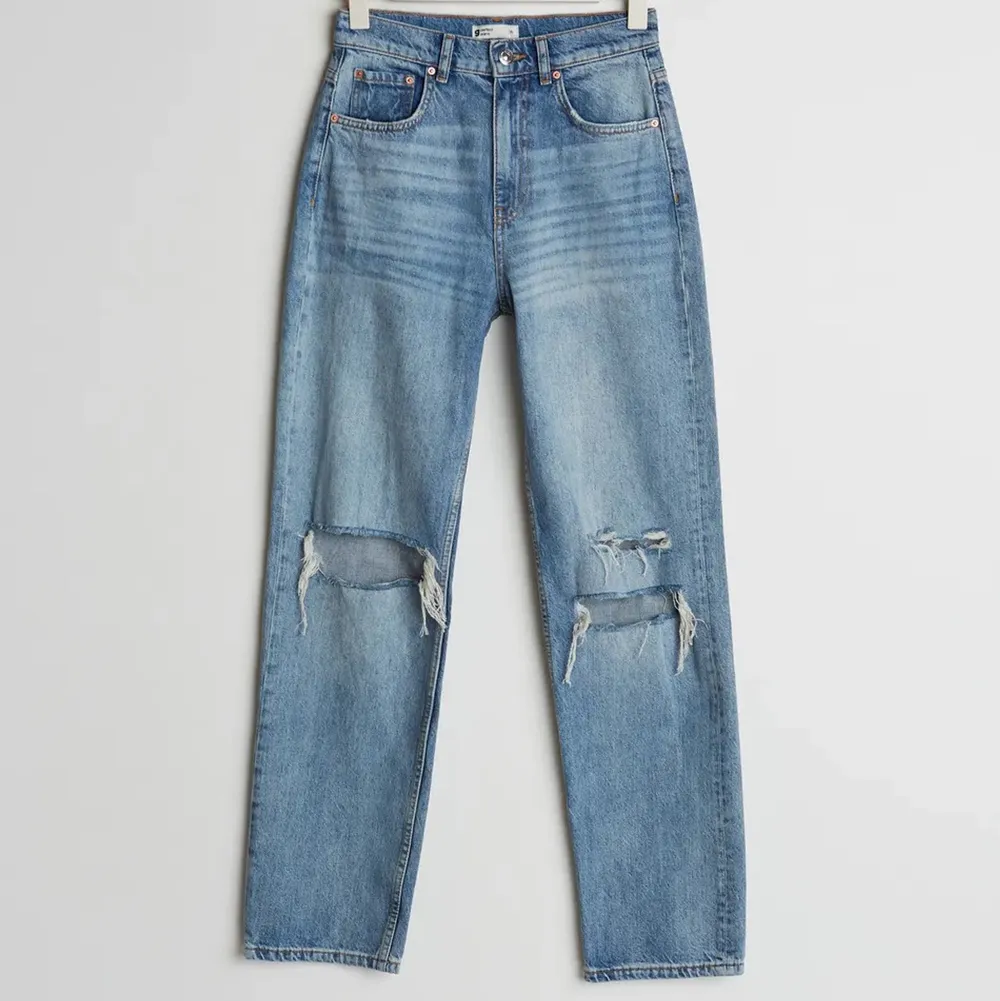 Ett par jättesnygga jeans från Ginatricot! Dem är välanvända men i ett fint skick! Självklart får man buda!❣️Nypris: 499kr . Jeans & Byxor.