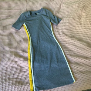 Klänning från H&M - En klänning från H&M jag köpte för något år sedan. Är använd ett fåtal gånger.