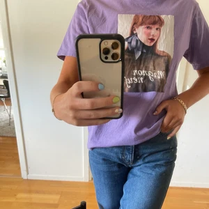 T-shirt - Cool lila tröja köpt i Thailand i en lite finare butik. Passar mig som är xs/s. Köparen står för frakten! Hör av er om ni har några frågor eller funderingar, kram 