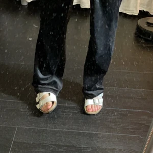 VITA TOFFLOR! - Ett par fina vita tofflor som är sköna att ha till sommarn<33 som liknar birkenstock väldigt mycket!! 💕💕